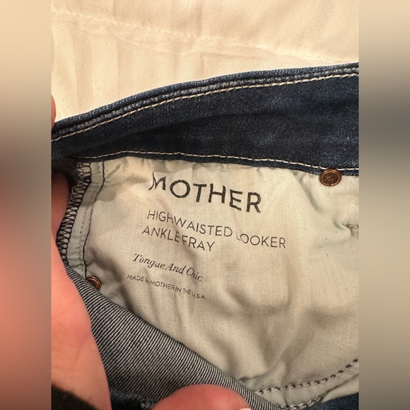 MOTHER HIGH WAISTED LOOKER - ANKLE FRAY
Tongue And Chic, Size 28 - Picture 4 of 6